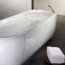 Balance – wanna z systemem podświetlenia LED i chromowanymi elementami armatury.