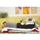 Zabieg terapii indukcyjnej emFieldPro Zimmer – aplikacja w okolicy lędźwiowej.