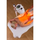 Hydrosun 750 – zabieg światłem podczerwonym wykonywany na plecach pacjenta.