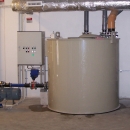 Zbiornik magazynujący peloidy z systemem rurociągów i panelem sterującym.