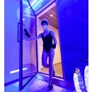 Wejście do kriokomory Zimmer – pacjentka przygotowana do zabiegu krioterapii ogólnoustrojowej.