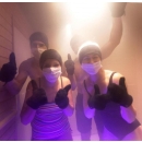 Grupa pacjentów w kriokomorze Zimmer podczas krioterapii ogólnoustrojowej.