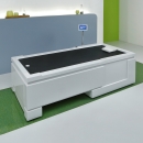 Medyjet Evolution – stół do suchego masażu wodnego, ujęcie pod kątem z prawej strony.