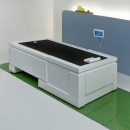 Medyjet Evolution – urządzenie do masażu wodnego z panelem dotykowym, widok z lewej strony.