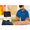 Zabieg laseroterapii wysokoenergetycznej OptonPro wykonywany na mięśniach nóg pacjenta.