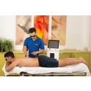 Fizjoterapeuta wykonujący zabieg laserem wysokoenergetycznym OptonPro na plecach pacjenta.