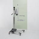 Mobilny podnośnik jezdny z uchwytem i regulacją wysokości – sprzęt pomocniczy do opieki nad pacjentem.