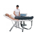 Zabieg drenażu limfatycznego z użyciem aparatu Press G3 – pacjentka w mankietach uciskowych.