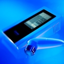 SonoOne – kompaktowy aparat do terapii ultradźwiękowej z ekranem dotykowym.