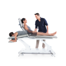 Stół do masażu Gymna.PRO z pacjentką w pozycji siedzącej i leżącej, prezentacja funkcji regulacji.