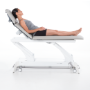 Pacjentka leżąca na stole Gymna.PRO z uniesionym oparciem podczas terapii.