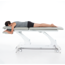 Kobieta w pozycji leżącej na brzuchu na stole Gymna.PRO, przygotowana do zabiegu.