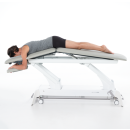 Stół Gymna.PRO z regulowanym oparciem i sekcją tułowia w trakcie terapii manualnej.