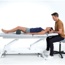 Terapeuta wykonujący technikę mobilizacji szyi pacjentce leżącej na stole Gymna.PRO.