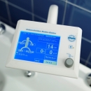 Panel sterowania w wannie do czterokomorowych kąpieli wodno-elektrycznych – ekran z ustawieniami terapii.