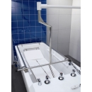 Wnętrze wanny do masażu podwodnego z ramieniem natryskowym i chromowanymi elementami.