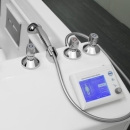 Panel sterujący wanny do kąpieli wodnoelektrycznych i masażu podwodnego – ekran dotykowy i armatura.