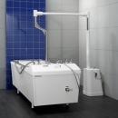 Wanna do masażu podwodnego z kolumną natryskową – kompletne stanowisko hydroterapii.