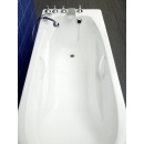 Wnętrze wanny medycznej do kąpieli mineralnych z uchwytami i przyłączem prysznica.