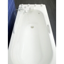 Wnętrze wanny medycznej do kąpieli mineralnych z uchwytami i przyłączem natrysku.