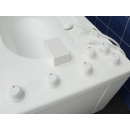 Panel sterujący wanny do kąpieli solankowych z pokrętłami regulacji temperatury i przepływu.