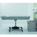 Wózek kąpielowy z bocznymi barierkami – mobilne stanowisko do higieny osób o ograniczonej mobilności.