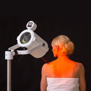 Hydrosun 750 – promiennik podczerwieni z filtrem wodnym podczas terapii barku.