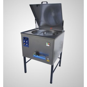 Mieszalnik borowinowy ze stali nierdzewnej z pokrywą i panelem sterującym.