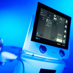 PhySys – panel dotykowy aparatu do elektroterapii, widok zbliżony.