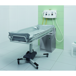 Wózek kąpielowo-transportowy z regulacją wysokości i miękkim poszyciem do pielęgnacji pacjentów.