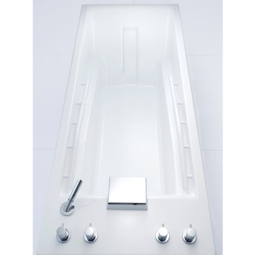 Panel sterujący z pokrętłami i wylewką w wannie do hydromasażu LUXURY.