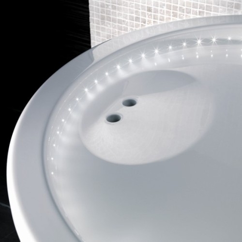 Wnętrze wanny Balance z podświetleniem LED umieszczonym wzdłuż krawędzi.