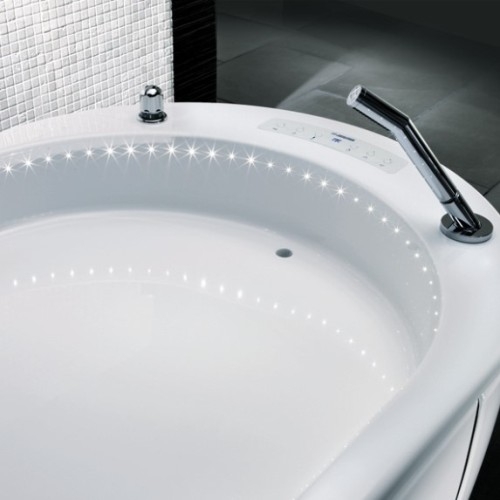 Dysze i bateria wanny Balance – detale armatury wykonane z chromowanego metalu.