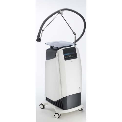 Cryo 7 – urządzenie do terapii zimnym powietrzem, widok pełny na stojaku z kółkami.