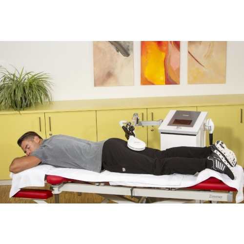 Zabieg terapii indukcyjnej emFieldPro Zimmer – aplikacja w okolicy lędźwiowej.