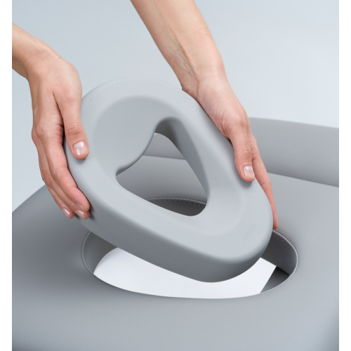 Zagłówek stołu Gymna.GO D2 z wyjmowaną poduszką na twarz, zapewniający komfort pacjenta.