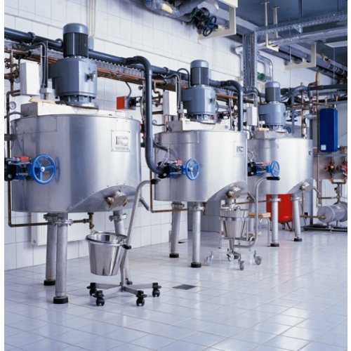 System przemysłowy do obróbki peloidów z trzema zbiornikami mieszającymi i sterowaniem automatycznym.