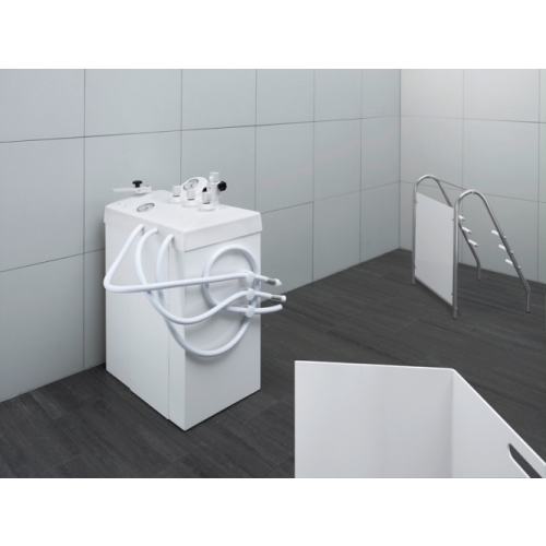 Katedra natryskowa z zestawem przewodów ciśnieniowych i stanowiskiem do zabiegów wodnych.