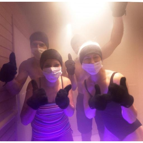 Grupa pacjentów w kriokomorze Zimmer podczas krioterapii ogólnoustrojowej.