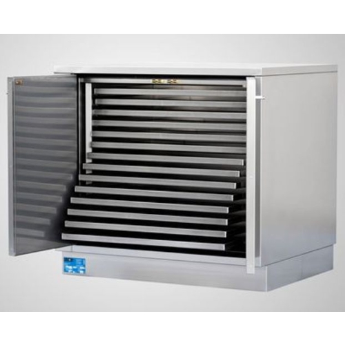 Szafa do podgrzewania i przechowywania okładów parafinowych – otwarta z metalowymi półkami.