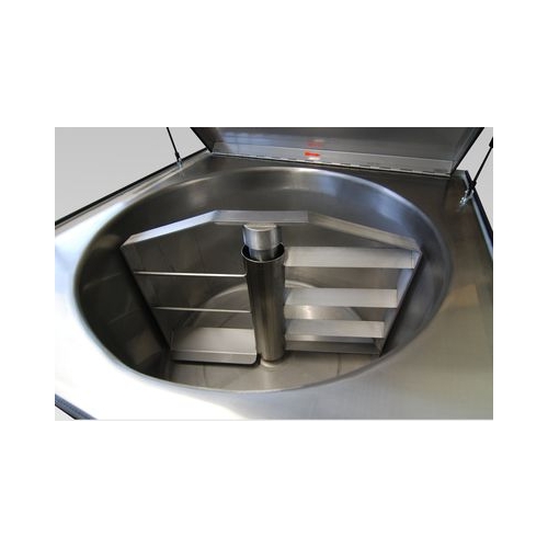 Wnętrze zbiornika mieszalnika borowinowego z elementami mieszającymi.