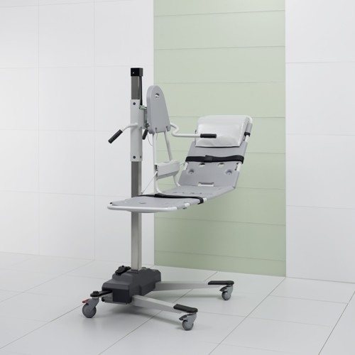 Podnośnik jezdny z regulowanym siedziskiem – urządzenie do transportu i kąpieli pacjentów.