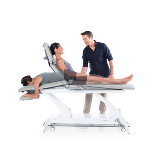 Stół do masażu Gymna.PRO z pacjentką w pozycji siedzącej i leżącej, prezentacja funkcji regulacji.