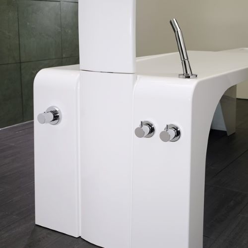 Elementy sterujące i bateria wbudowana w konstrukcję stołu Vichy Superieure.