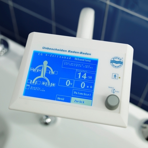 Panel sterowania w wannie do czterokomorowych kąpieli wodno-elektrycznych – ekran z ustawieniami terapii.