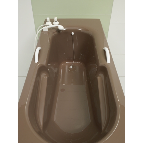 Wnętrze wanny do kąpieli borowinowej z uchwytami i zestawem przyłączy wodnych.