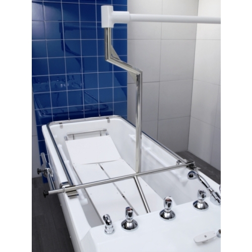 Wnętrze wanny do masażu podwodnego z ramieniem natryskowym i chromowanymi elementami.