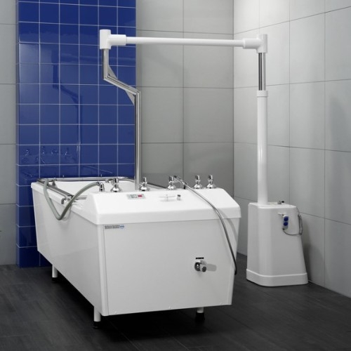 Wanna do masażu podwodnego z kolumną natryskową – kompletne stanowisko hydroterapii.