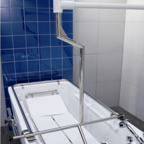 Wnętrze wanny do masażu podwodnego z systemem prowadzenia ramienia natryskowego.