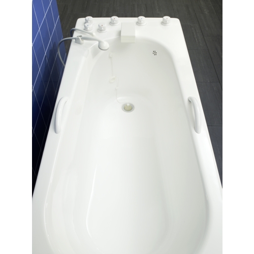 Wnętrze wanny medycznej do kąpieli mineralnych z uchwytami i przyłączem natrysku.